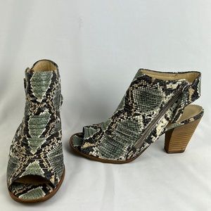 Paul Green leather peep toe block heel shoe.